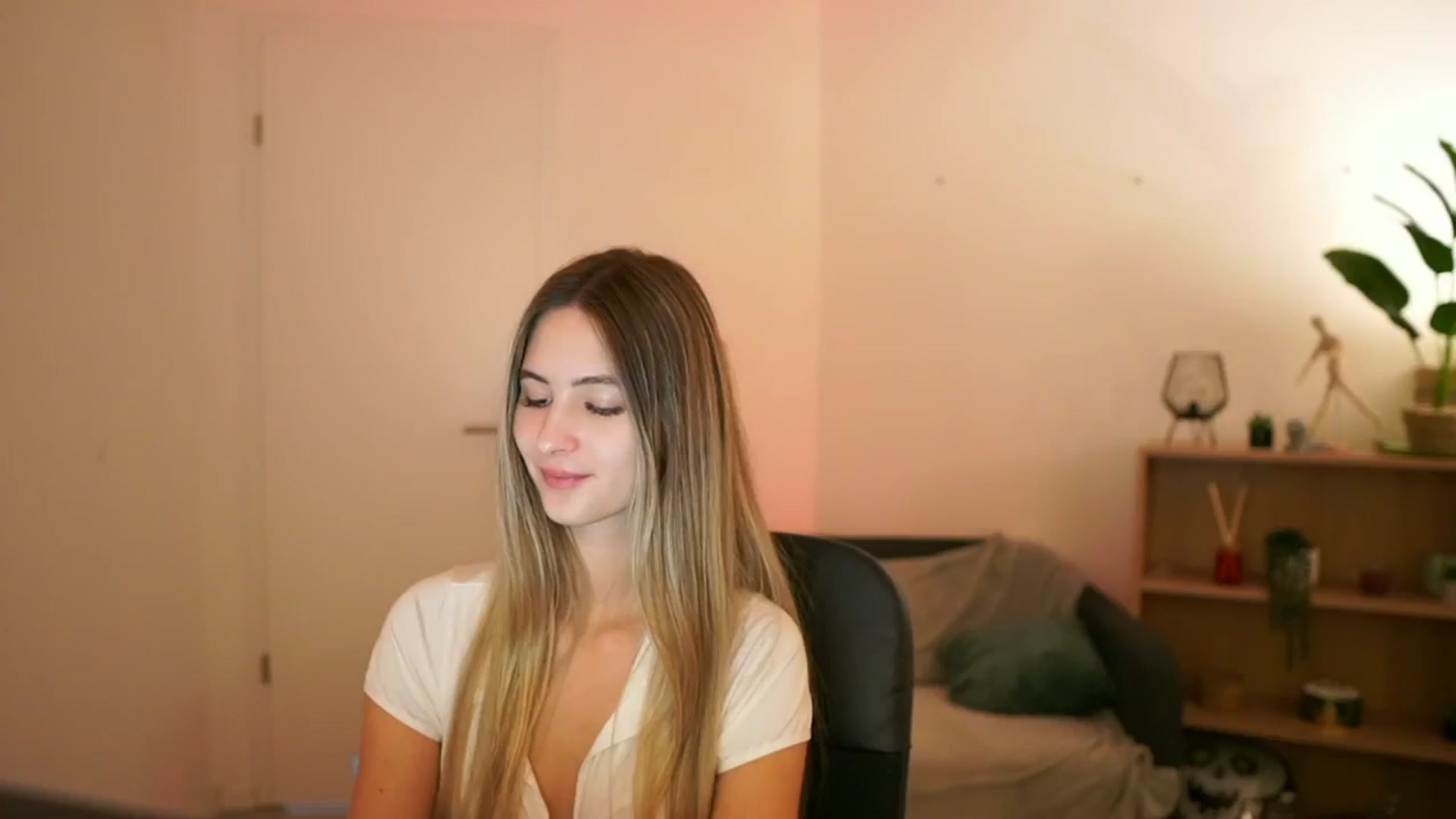 Gallery image thumbnail from CuteGirl_18's myfreecams stream on, 01/12/2025, 18:12 image 1 of 20