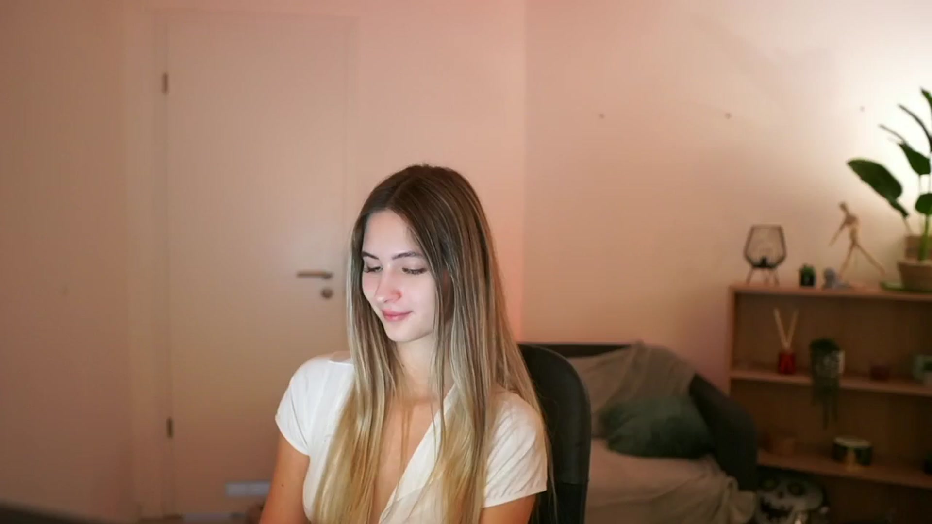 Gallery image thumbnail from CuteGirl_18's myfreecams stream on, 01/12/2025, 18:12 image 9 of 20