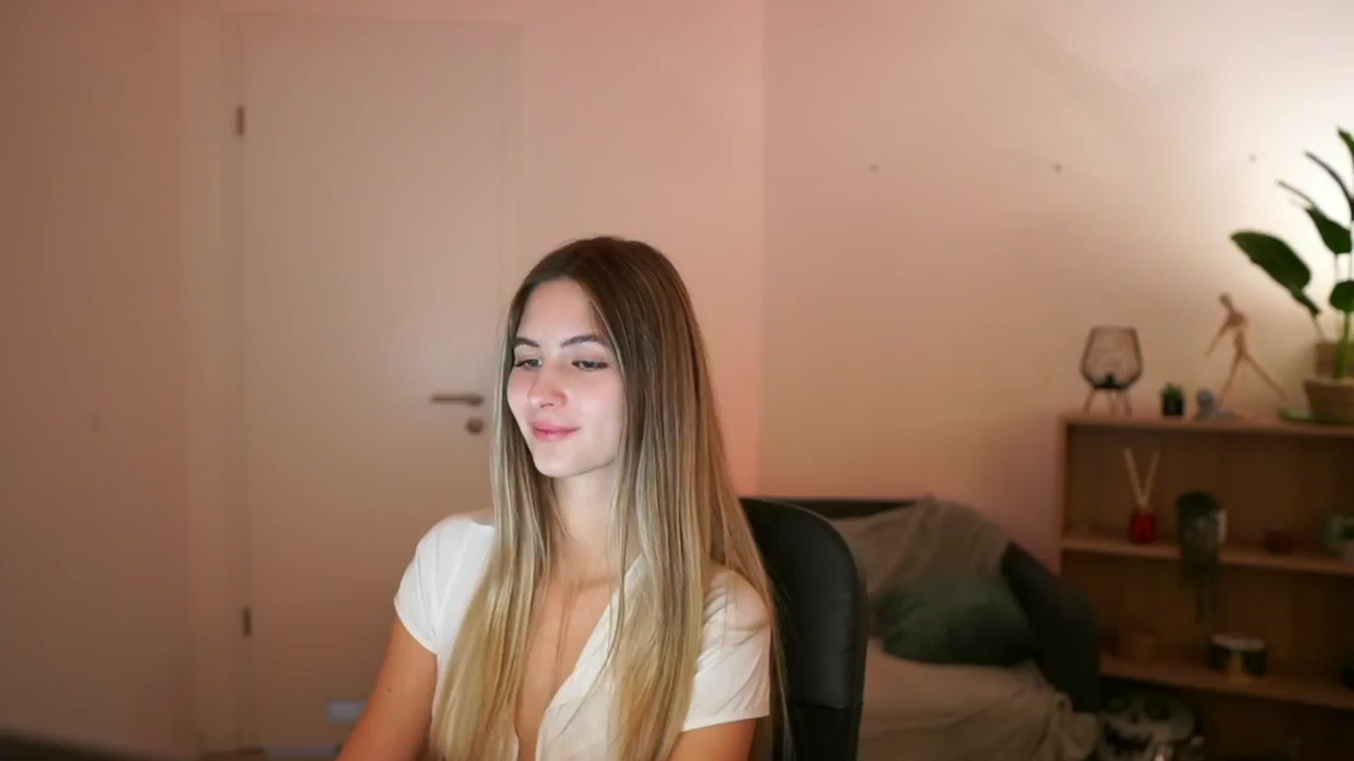 Gallery image thumbnail from CuteGirl_18's myfreecams stream on, 01/12/2025, 18:12 image 8 of 20