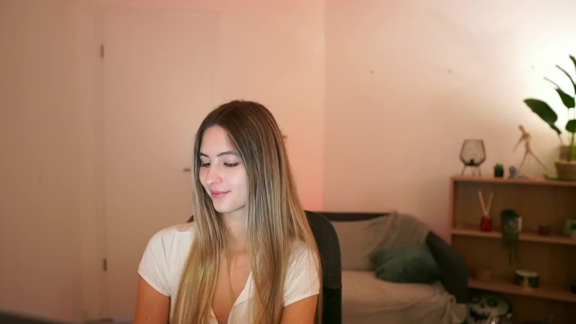 Gallery image thumbnail from CuteGirl_18's myfreecams stream on, 01/12/2025, 18:12 image 5 of 20