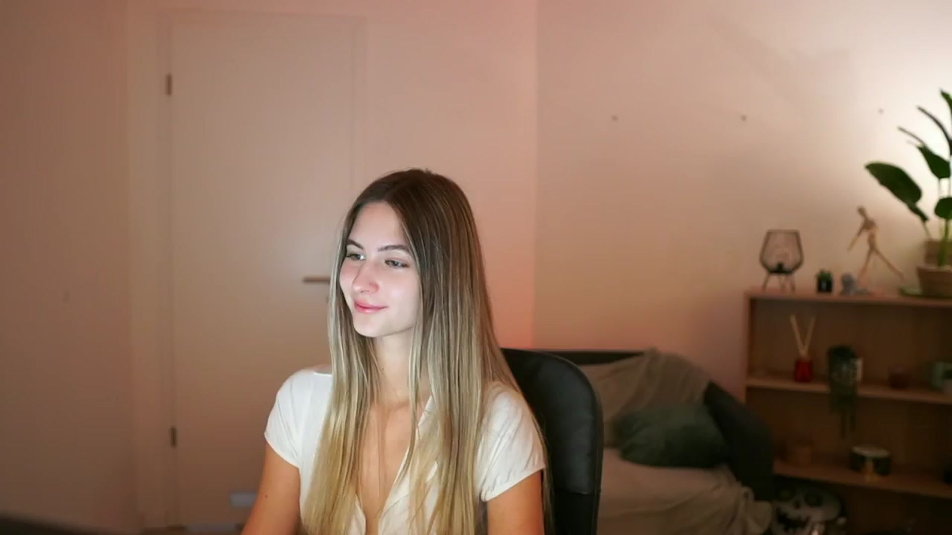 Gallery image thumbnail from CuteGirl_18's myfreecams stream on, 01/12/2025, 18:12 image 12 of 20