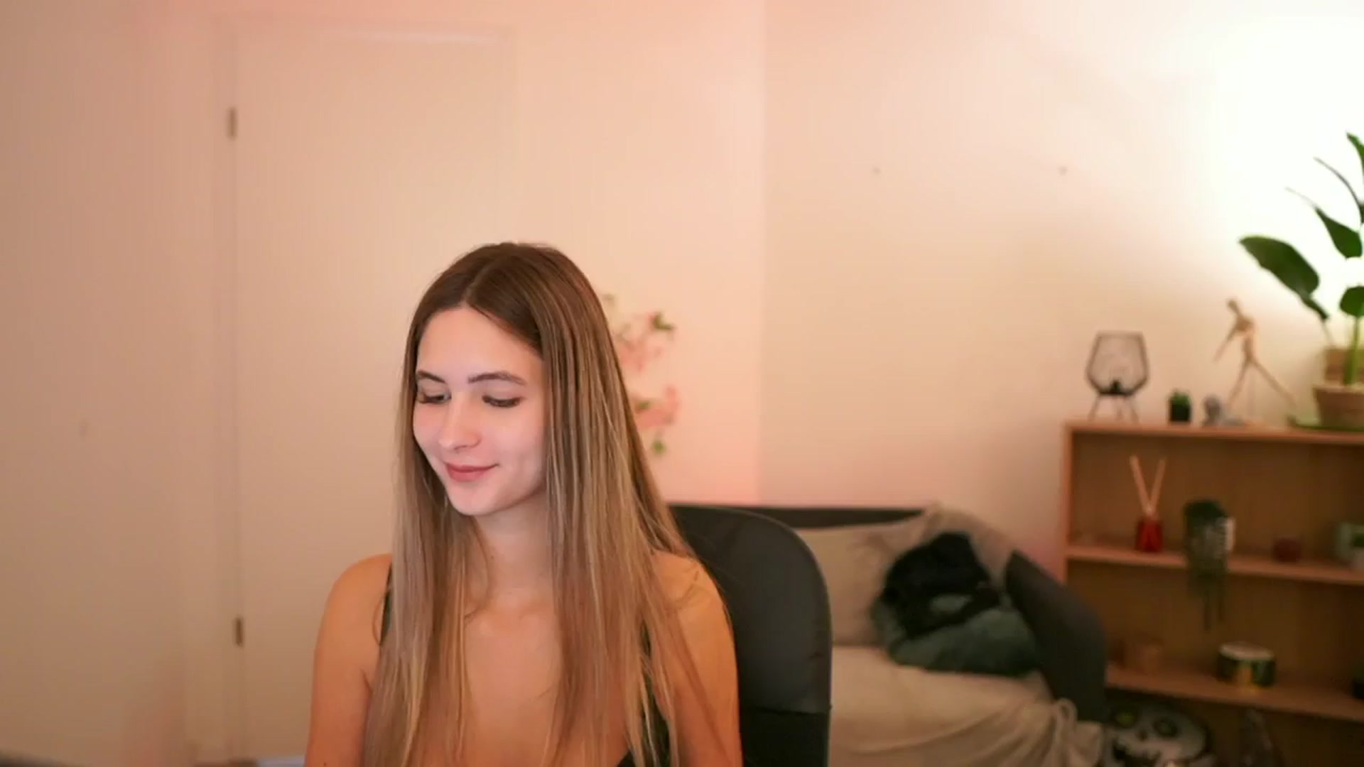 Gallery image thumbnail from CuteGirl_18's myfreecams stream on, 01/13/2025, 14:53 image 15 of 20