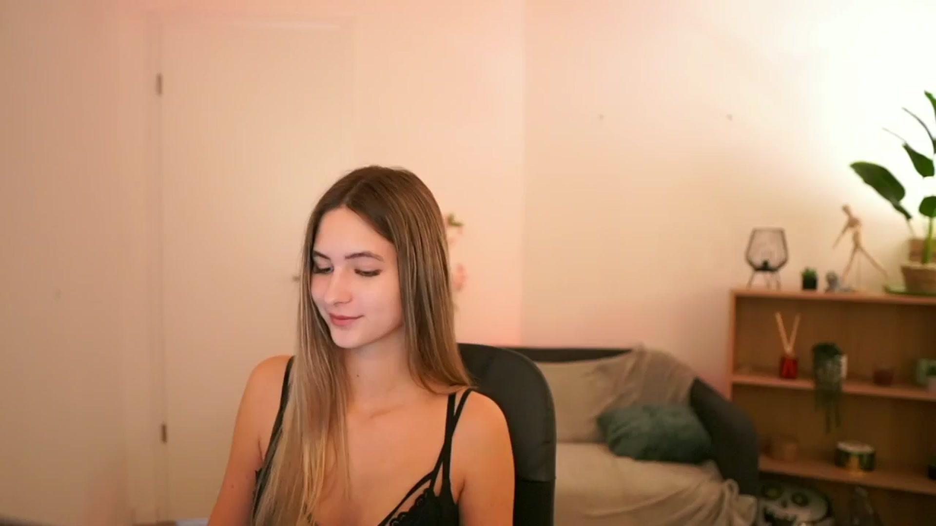 Gallery image thumbnail from CuteGirl_18's myfreecams stream on, 01/13/2025, 14:53 image 2 of 20