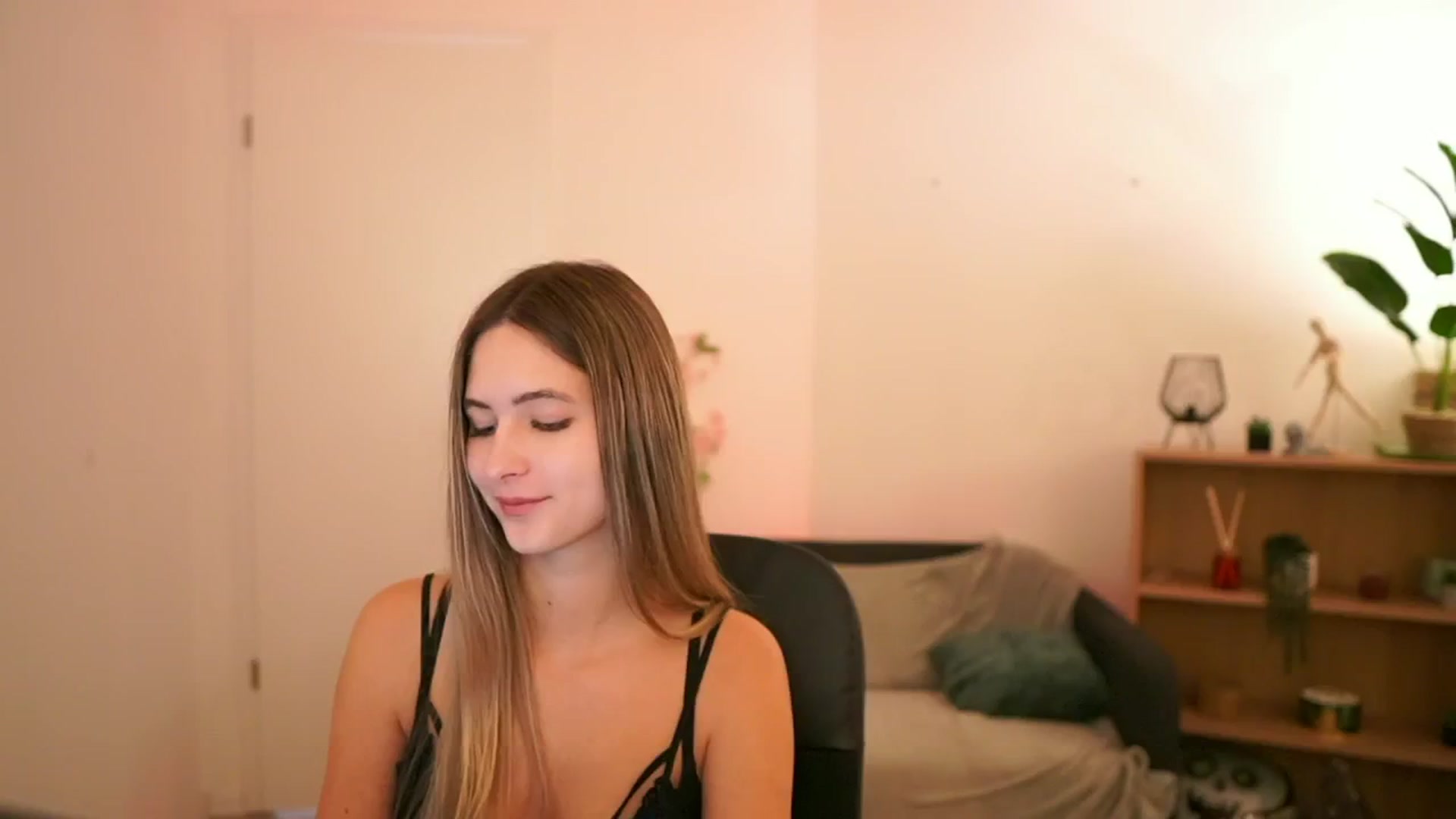 Gallery image thumbnail from CuteGirl_18's myfreecams stream on, 01/13/2025, 14:53 image 3 of 20