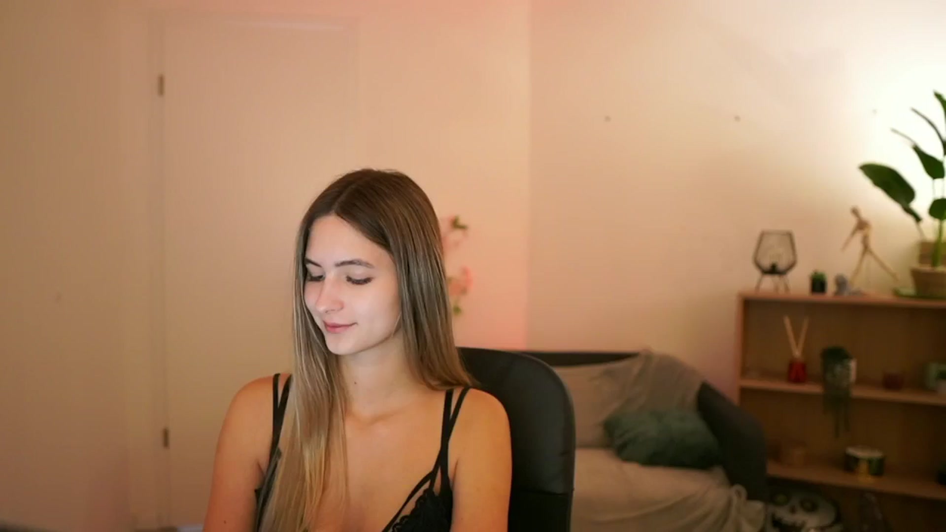 Gallery image thumbnail from CuteGirl_18's myfreecams stream on, 01/13/2025, 14:53 image 1 of 20