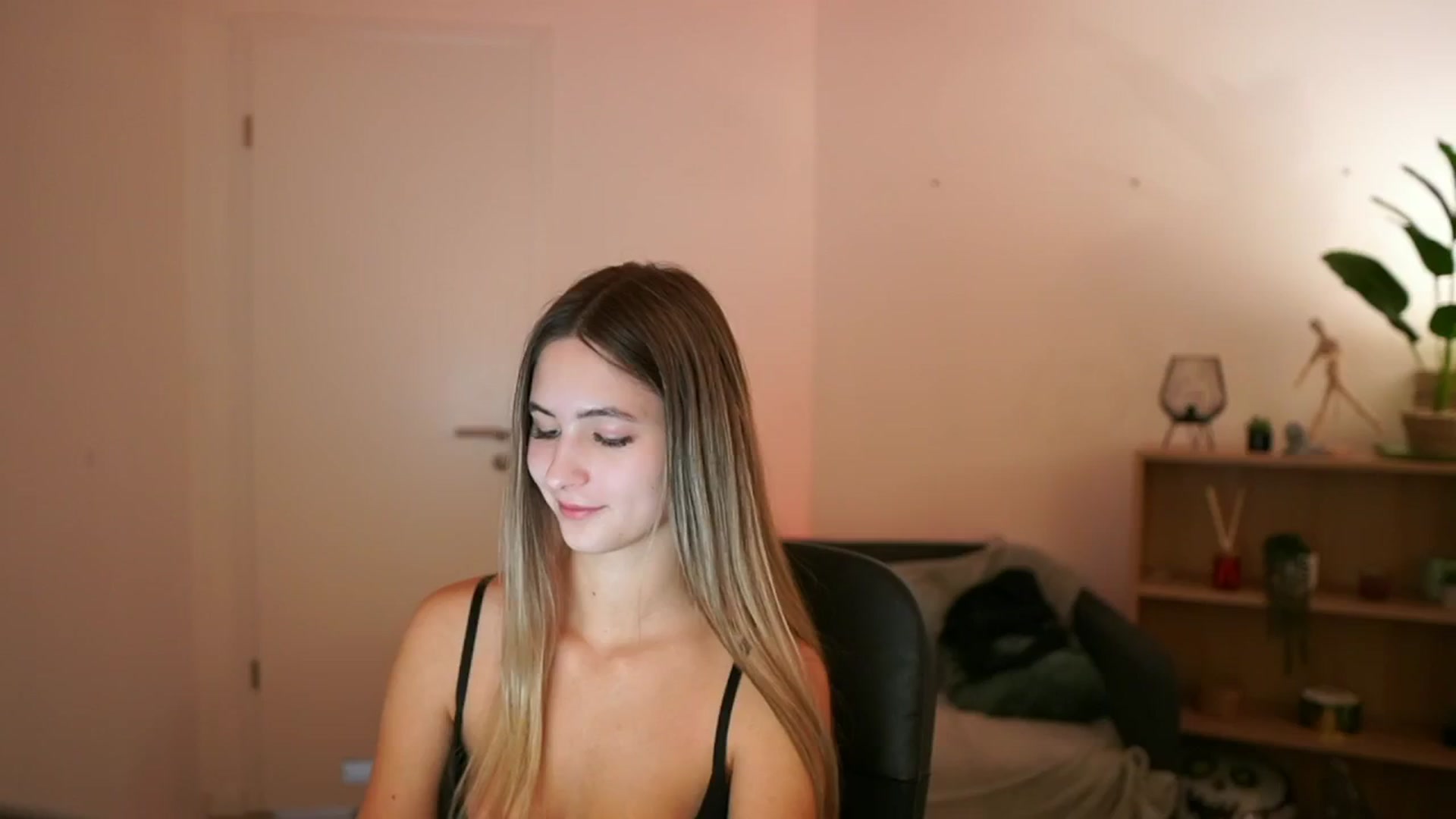 Gallery image thumbnail from CuteGirl_18's myfreecams stream on, 01/13/2025, 15:32 image 13 of 20
