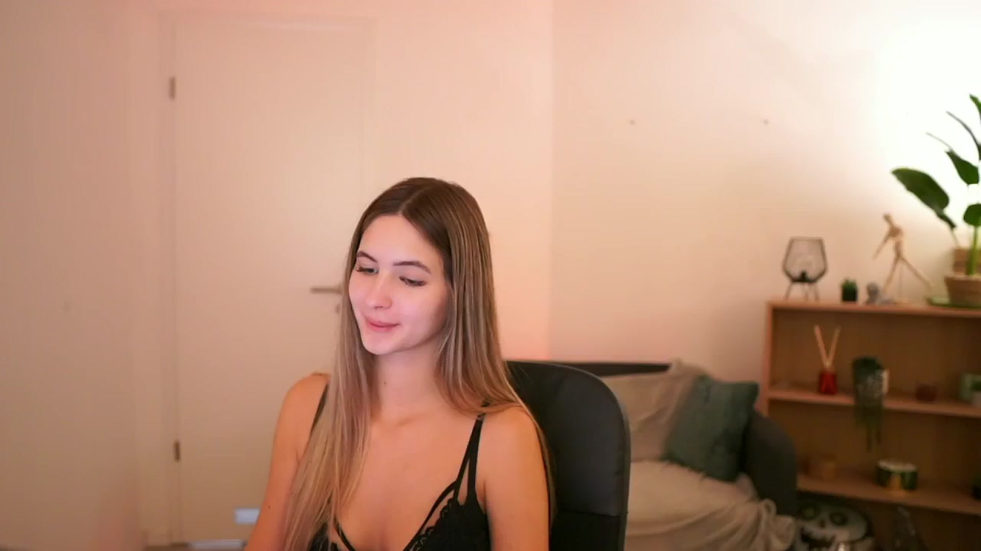 Gallery image thumbnail from CuteGirl_18's myfreecams stream on, 01/13/2025, 18:05 image 3 of 20