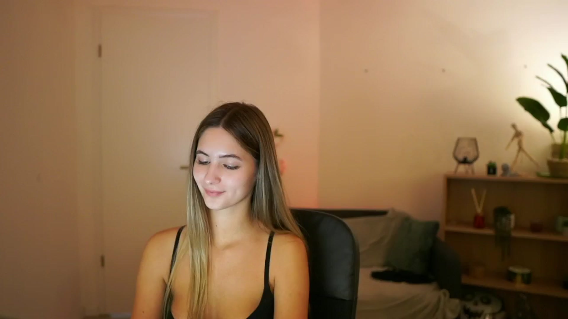 Gallery image thumbnail from CuteGirl_18's myfreecams stream on, 01/13/2025, 18:05 image 15 of 20