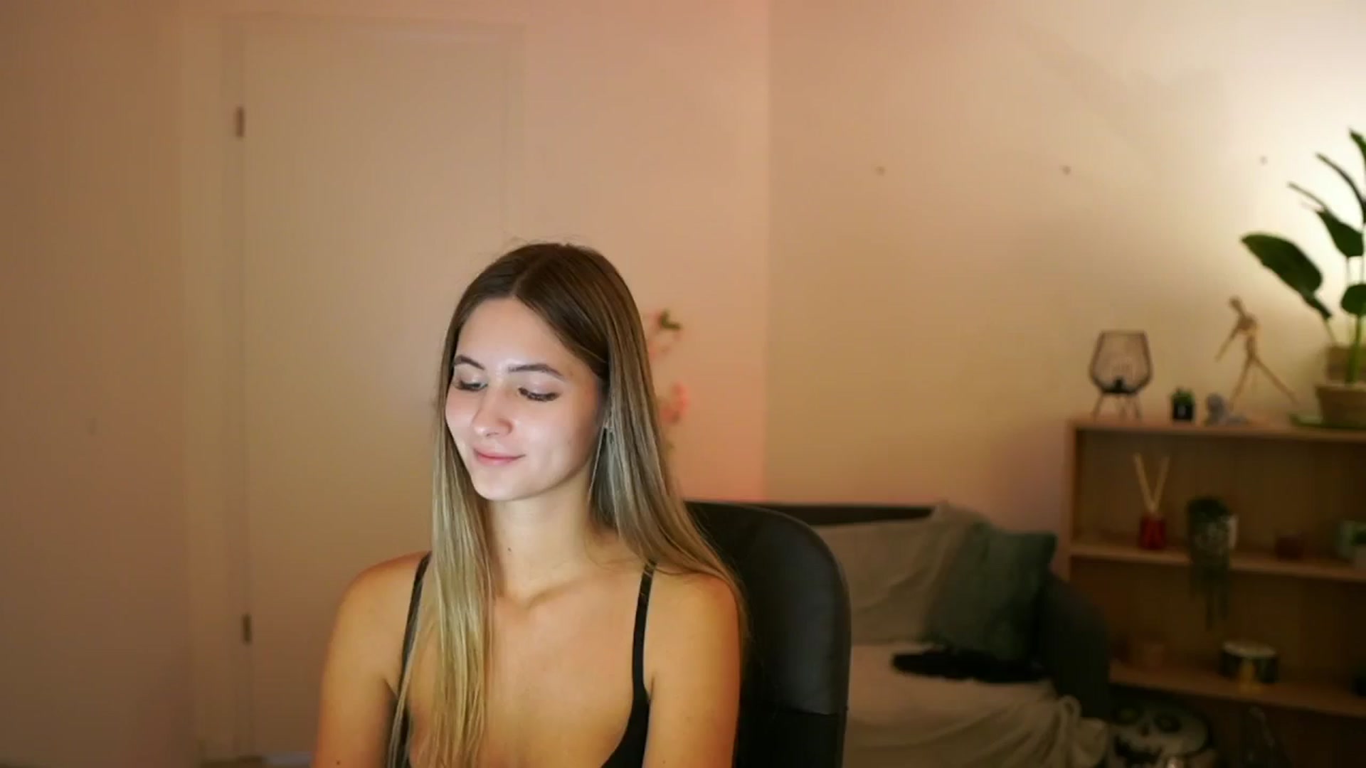 Gallery image thumbnail from CuteGirl_18's myfreecams stream on, 01/13/2025, 18:05 image 14 of 20