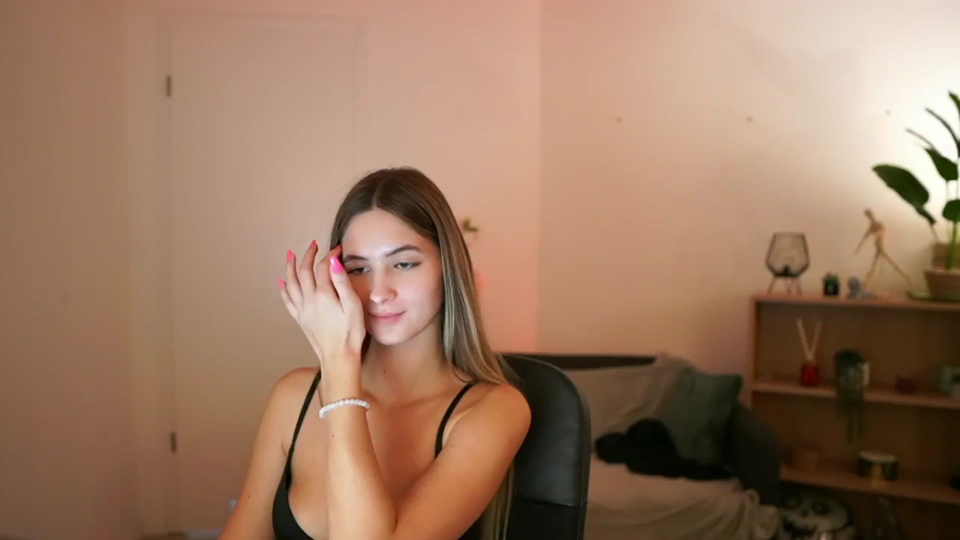 Gallery image thumbnail from CuteGirl_18's myfreecams stream on, 01/13/2025, 18:30 image 3 of 20