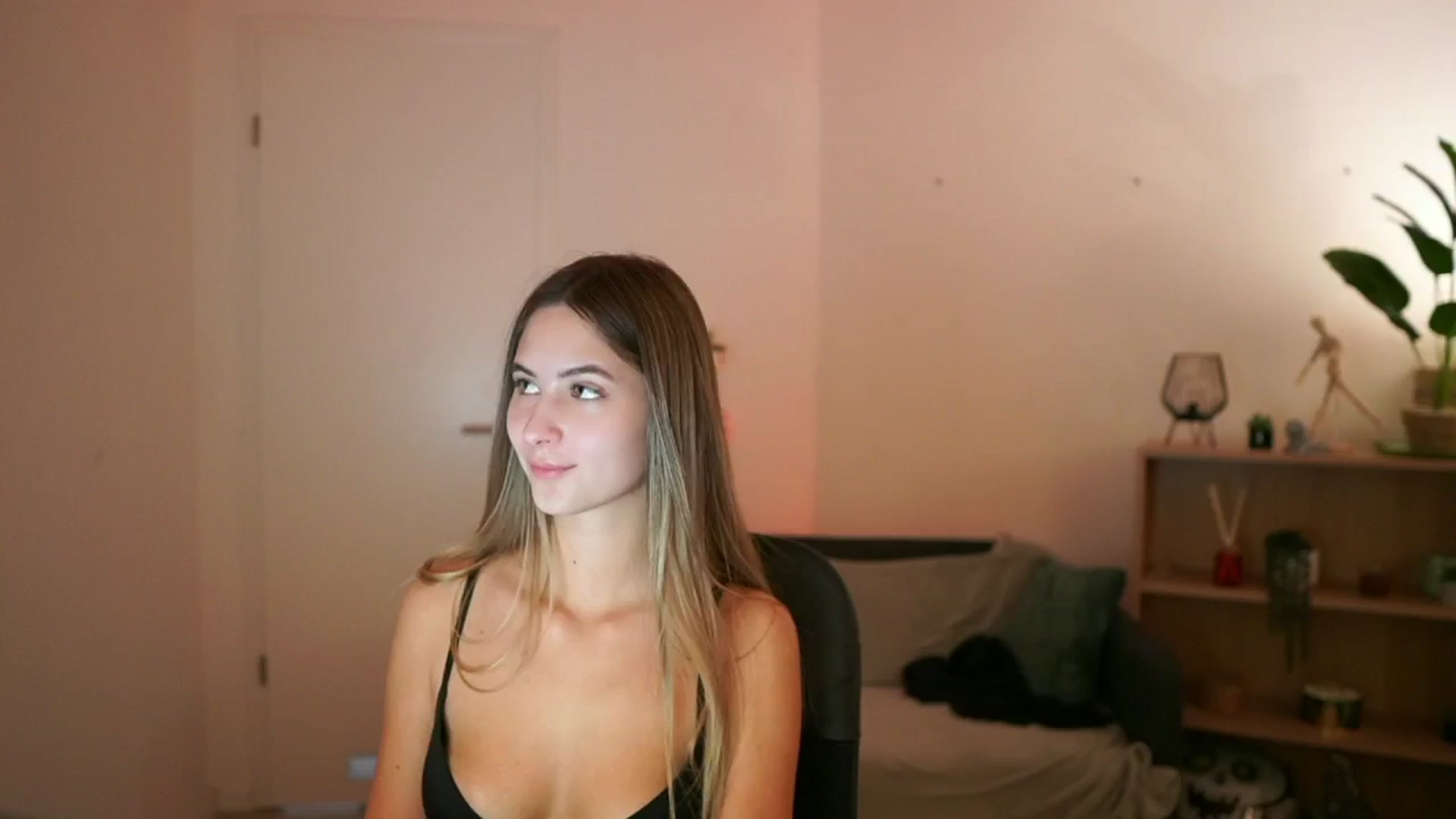 Gallery image thumbnail from CuteGirl_18's myfreecams stream on, 01/13/2025, 18:30 image 12 of 20