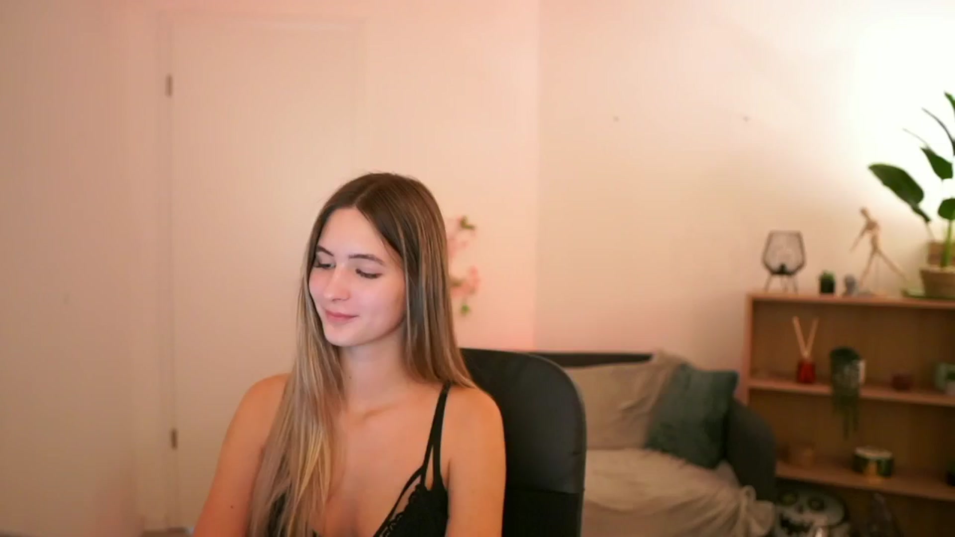 Gallery image thumbnail from CuteGirl_18's myfreecams stream on, 01/13/2025, 18:56 image 2 of 20