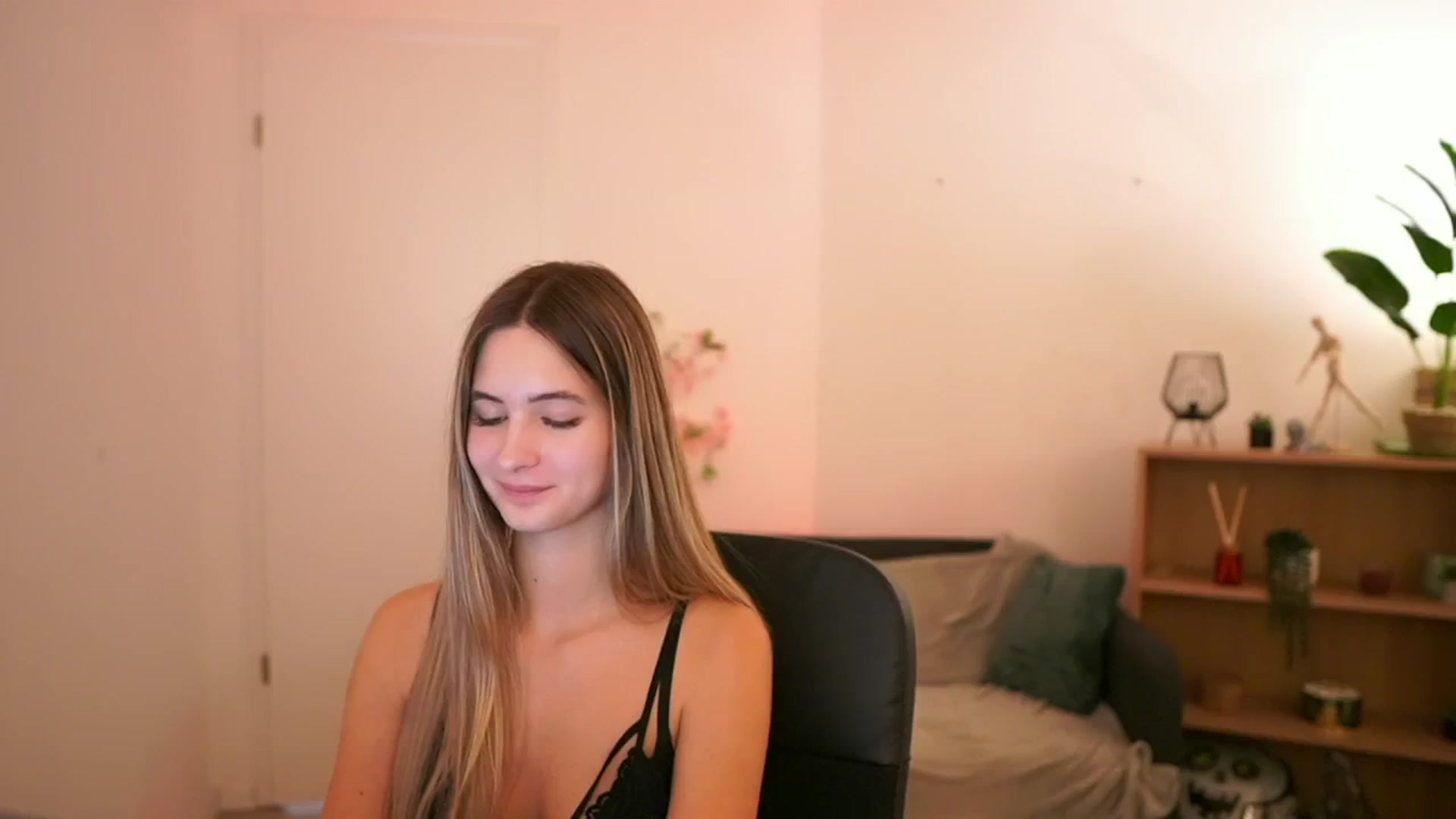 Gallery image thumbnail from CuteGirl_18's myfreecams stream on, 01/13/2025, 18:56 image 7 of 20