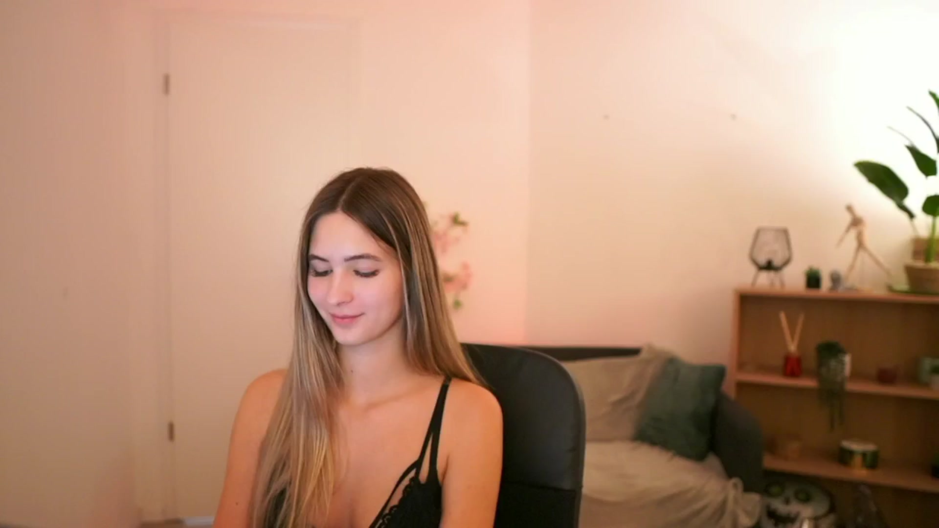 Gallery image thumbnail from CuteGirl_18's myfreecams stream on, 01/13/2025, 18:56 image 1 of 20