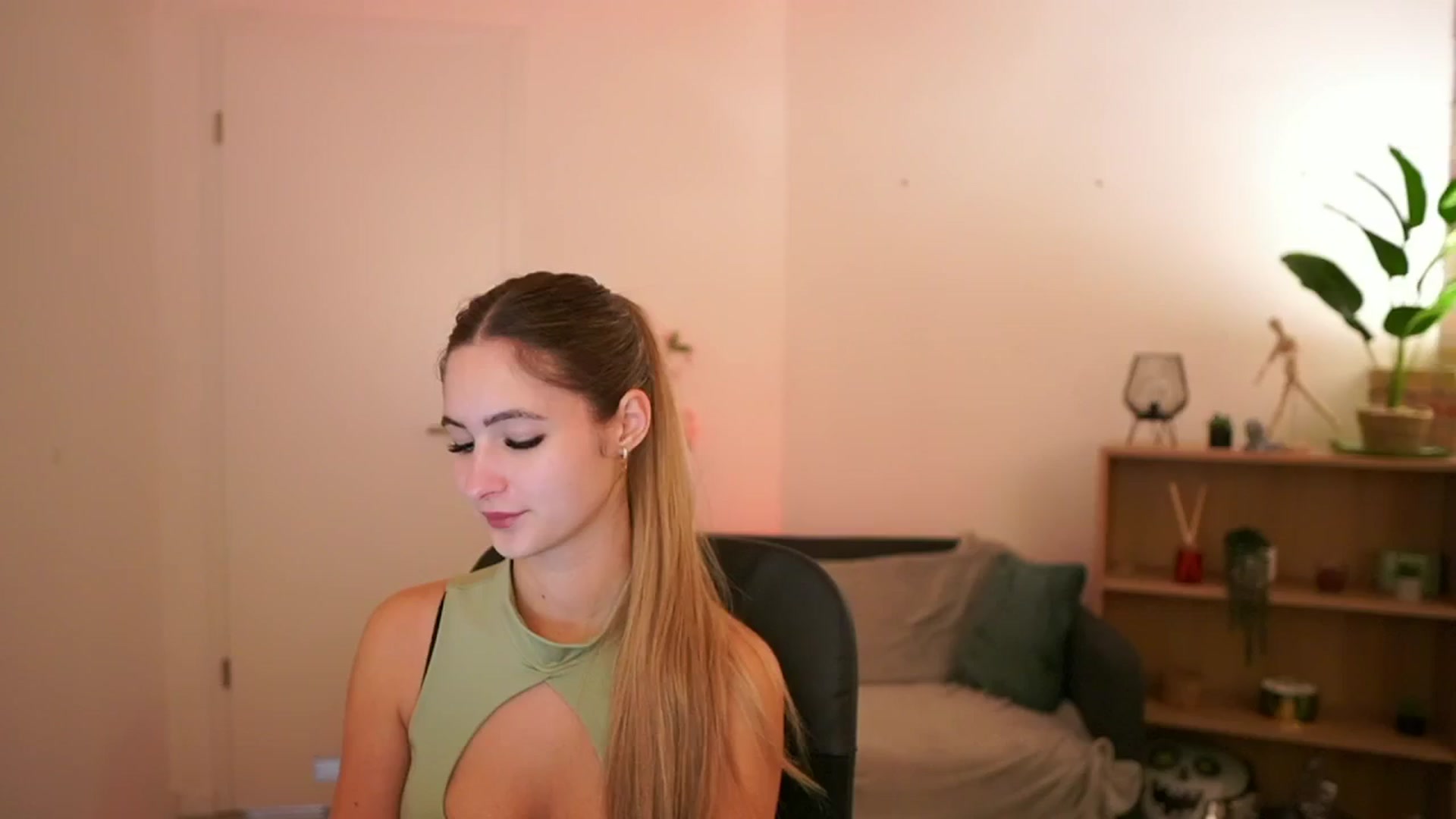 Gallery image thumbnail from CuteGirl_18's myfreecams stream on, 01/15/2025, 14:56 image 10 of 20