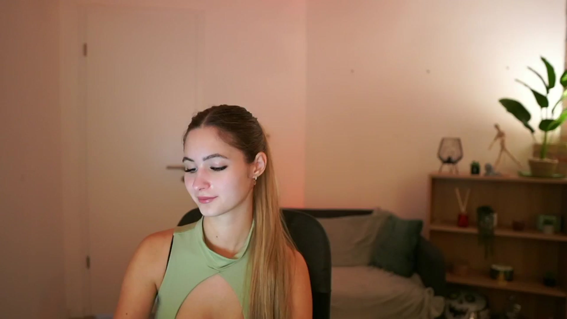 Gallery image thumbnail from CuteGirl_18's myfreecams stream on, 01/15/2025, 14:56 image 13 of 20