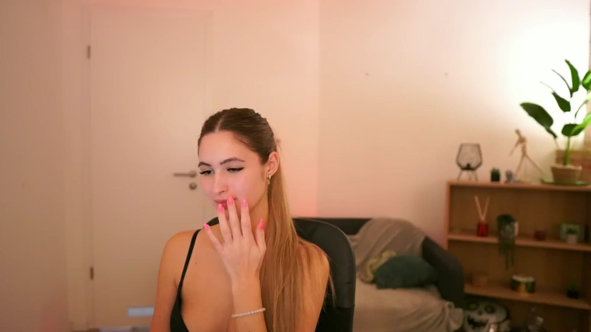 Gallery image thumbnail from CuteGirl_18's myfreecams stream on, 01/15/2025, 17:14 image 5 of 20
