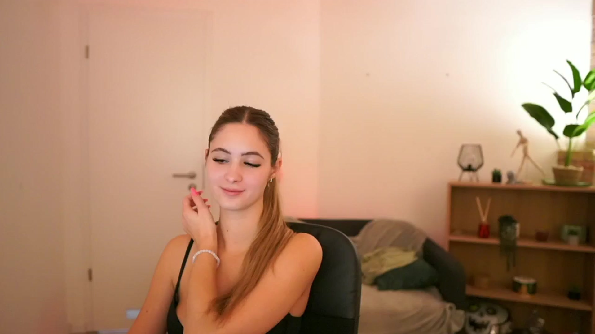 Gallery image thumbnail from CuteGirl_18's myfreecams stream on, 01/15/2025, 17:14 image 16 of 20