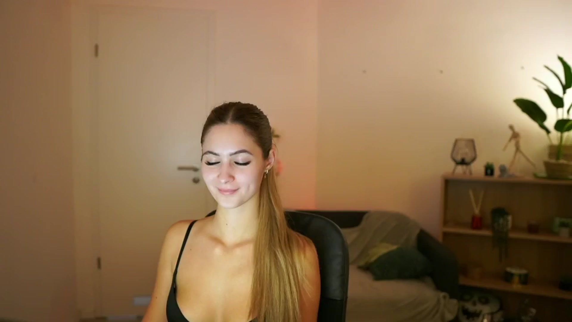 Gallery image thumbnail from CuteGirl_18's myfreecams stream on, 01/15/2025, 18:26 image 13 of 20