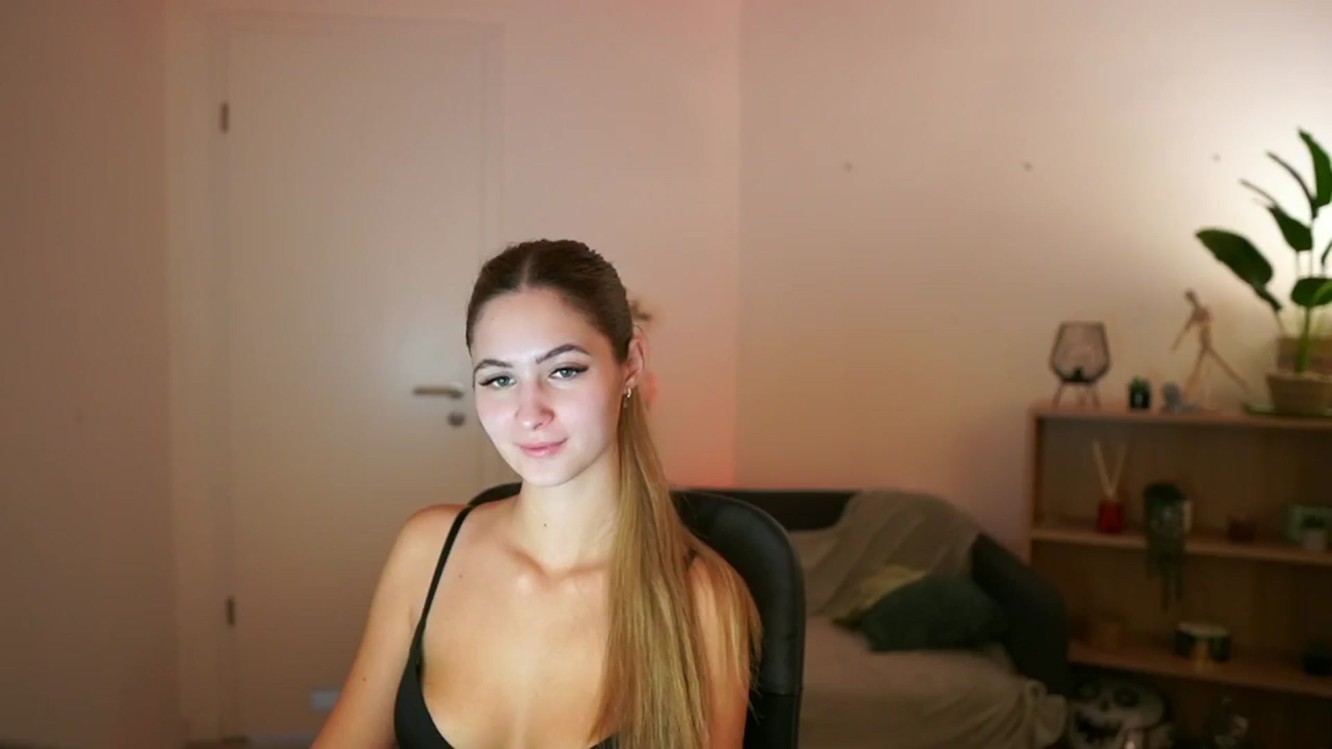 Gallery image thumbnail from CuteGirl_18's myfreecams stream on, 01/15/2025, 18:26 image 15 of 20