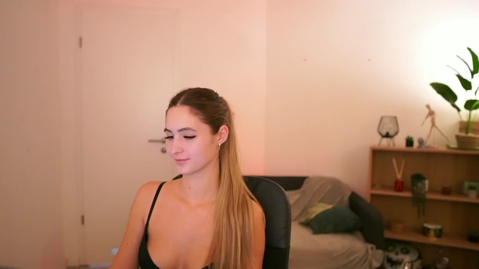 Gallery image thumbnail from CuteGirl_18's myfreecams stream on, 01/15/2025, 18:26 image 18 of 20