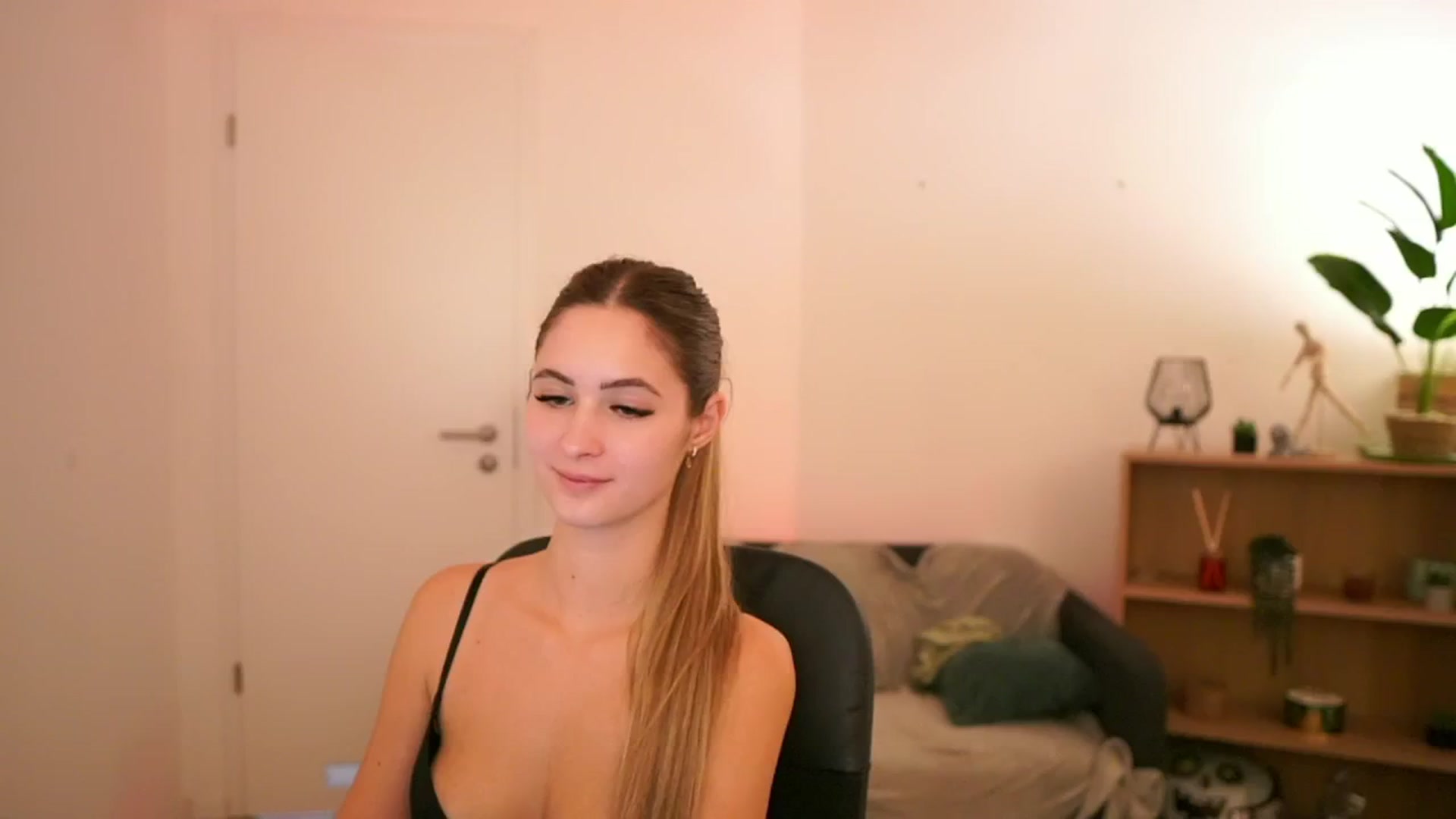Gallery image thumbnail from CuteGirl_18's myfreecams stream on, 01/15/2025, 19:22 image 10 of 20
