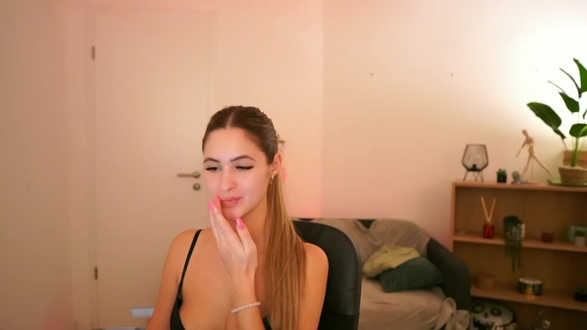 Gallery image thumbnail from CuteGirl_18's myfreecams stream on, 01/15/2025, 19:22 image 14 of 20