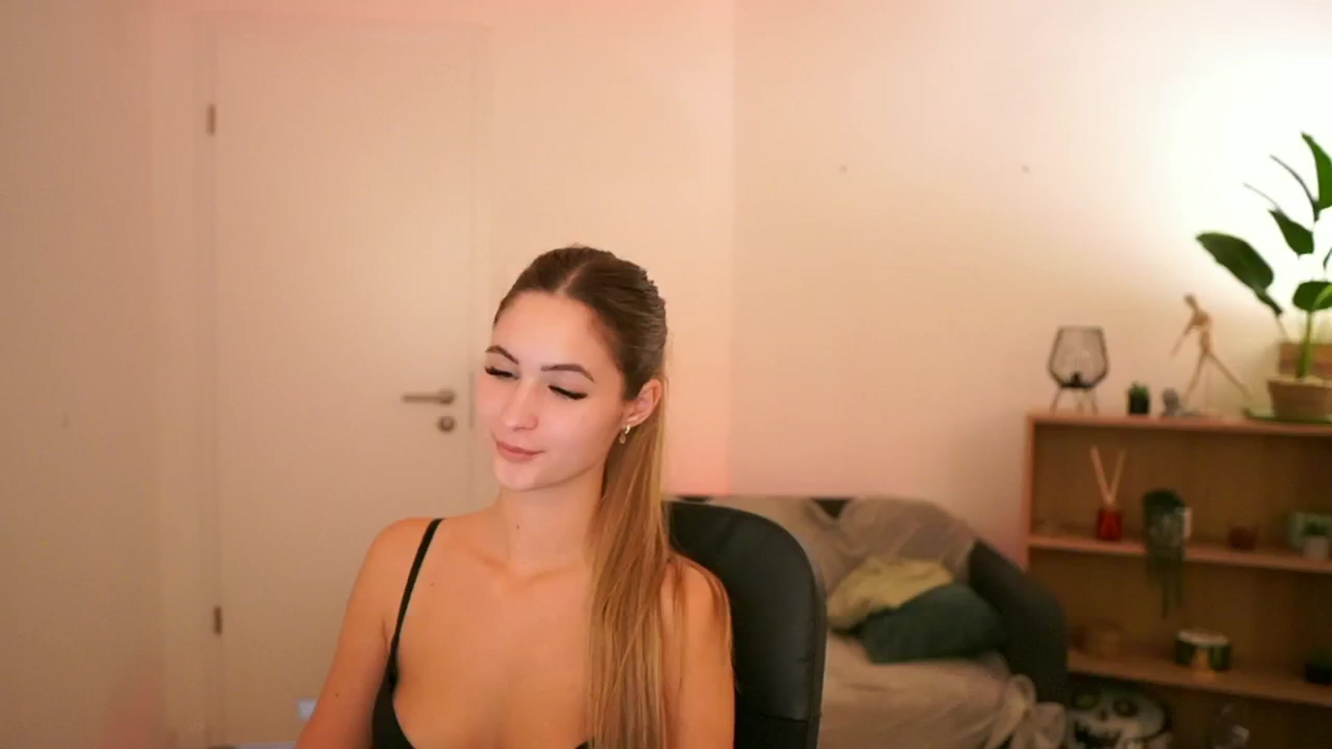 Gallery image thumbnail from CuteGirl_18's myfreecams stream on, 01/15/2025, 19:22 image 15 of 20