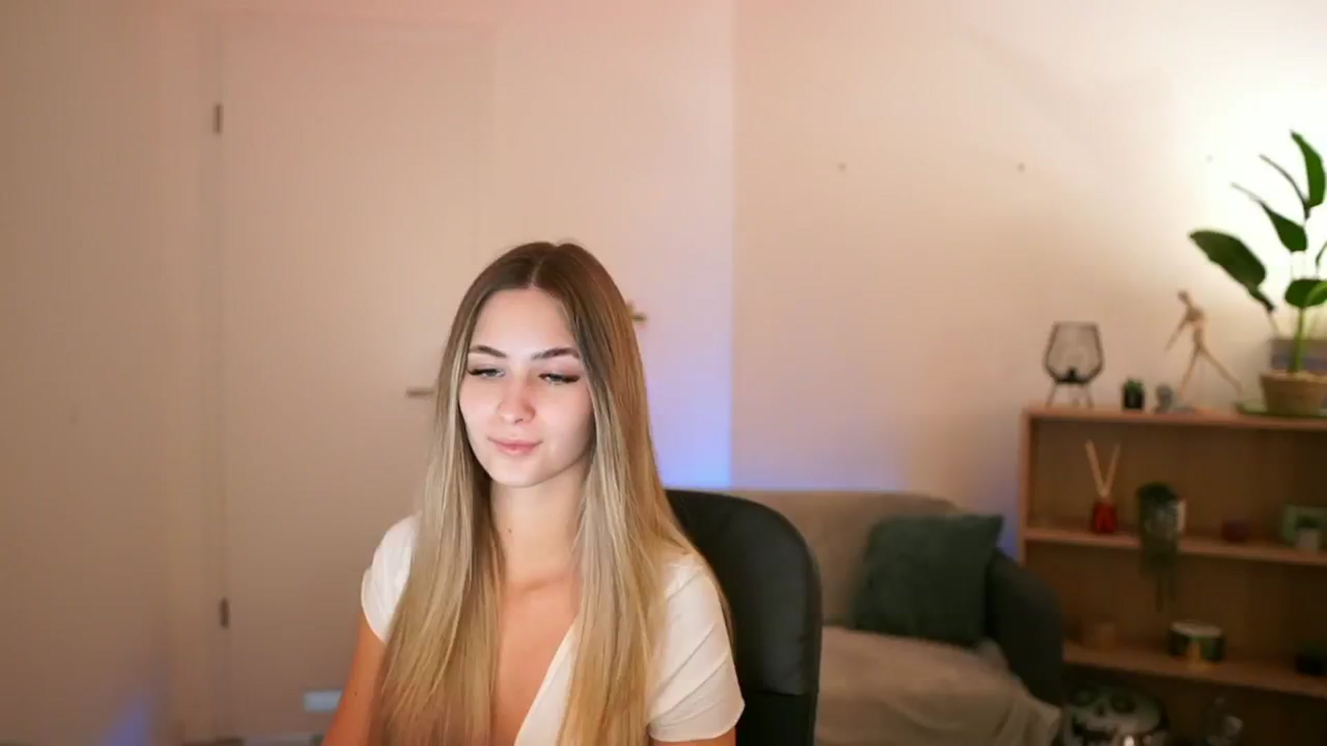 Gallery image thumbnail from CuteGirl_18's myfreecams stream on, 01/17/2025, 14:35 image 2 of 20
