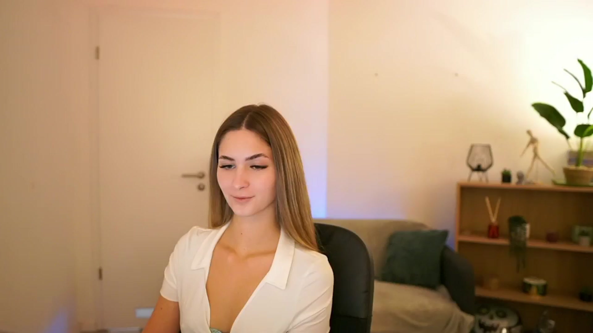 Gallery image thumbnail from CuteGirl_18's myfreecams stream on, 01/17/2025, 14:35 image 15 of 20