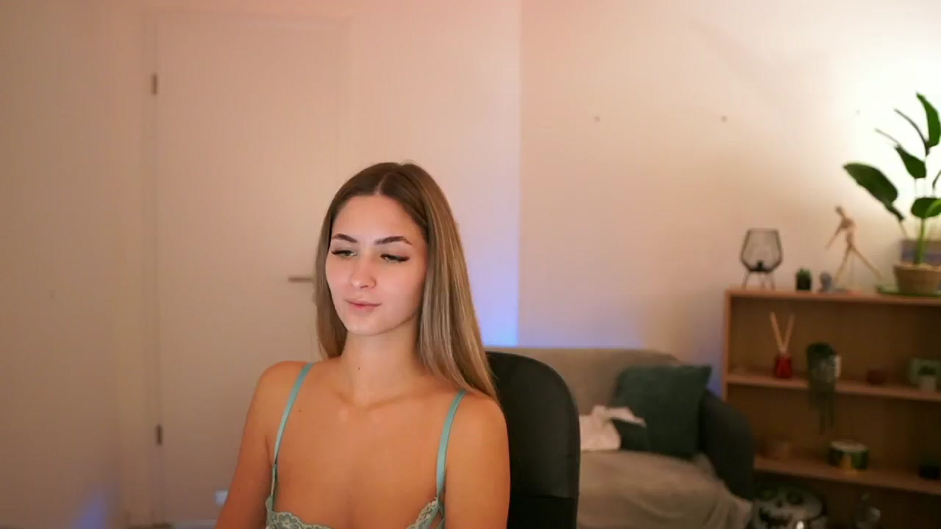 Gallery image thumbnail from CuteGirl_18's myfreecams stream on, 01/17/2025, 14:35 image 18 of 20