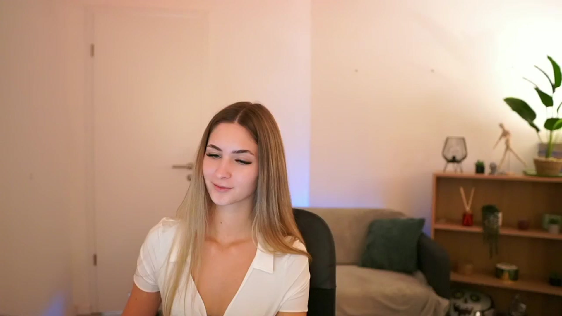 Gallery image thumbnail from CuteGirl_18's myfreecams stream on, 01/17/2025, 14:35 image 14 of 20