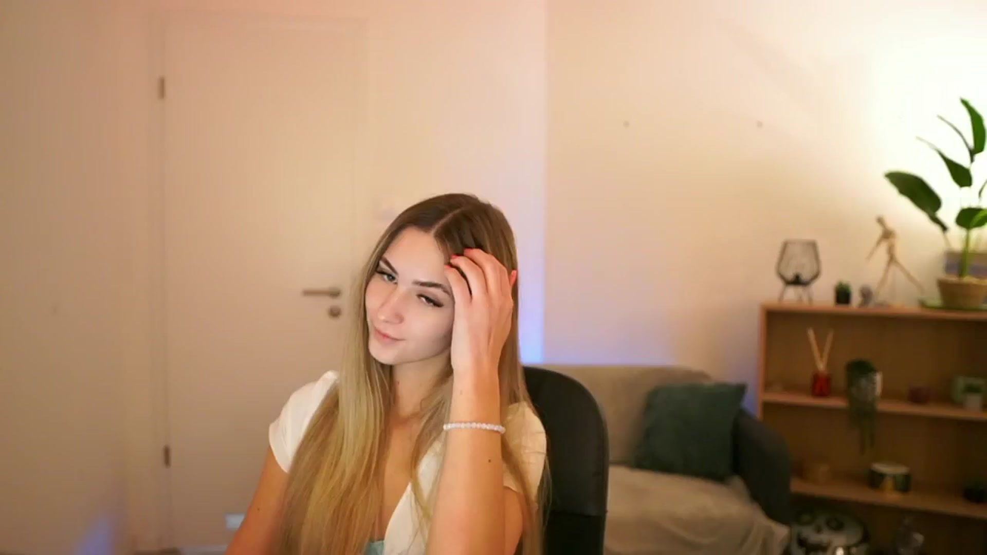 Gallery image thumbnail from CuteGirl_18's myfreecams stream on, 01/17/2025, 14:35 image 1 of 20