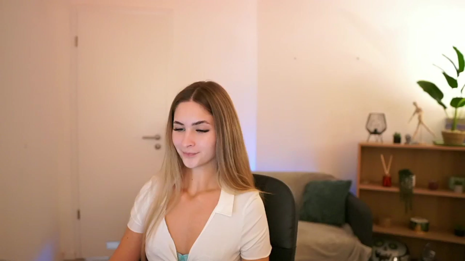Gallery image thumbnail from CuteGirl_18's myfreecams stream on, 01/17/2025, 14:35 image 13 of 20