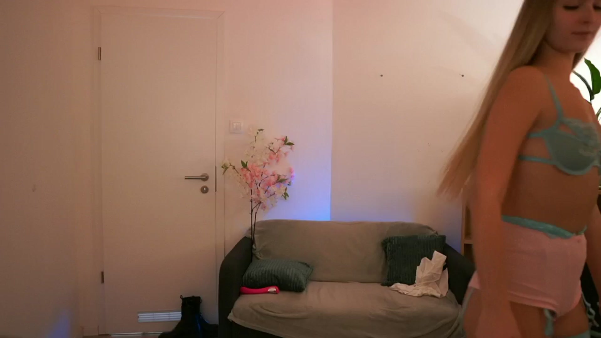 Gallery image thumbnail from CuteGirl_18's myfreecams stream on, 01/17/2025, 18:02 image 4 of 20