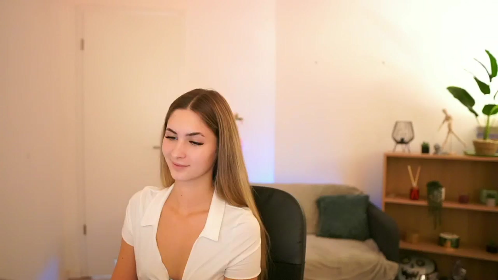 Gallery image thumbnail from CuteGirl_18's myfreecams stream on, 01/17/2025, 18:21 image 4 of 20