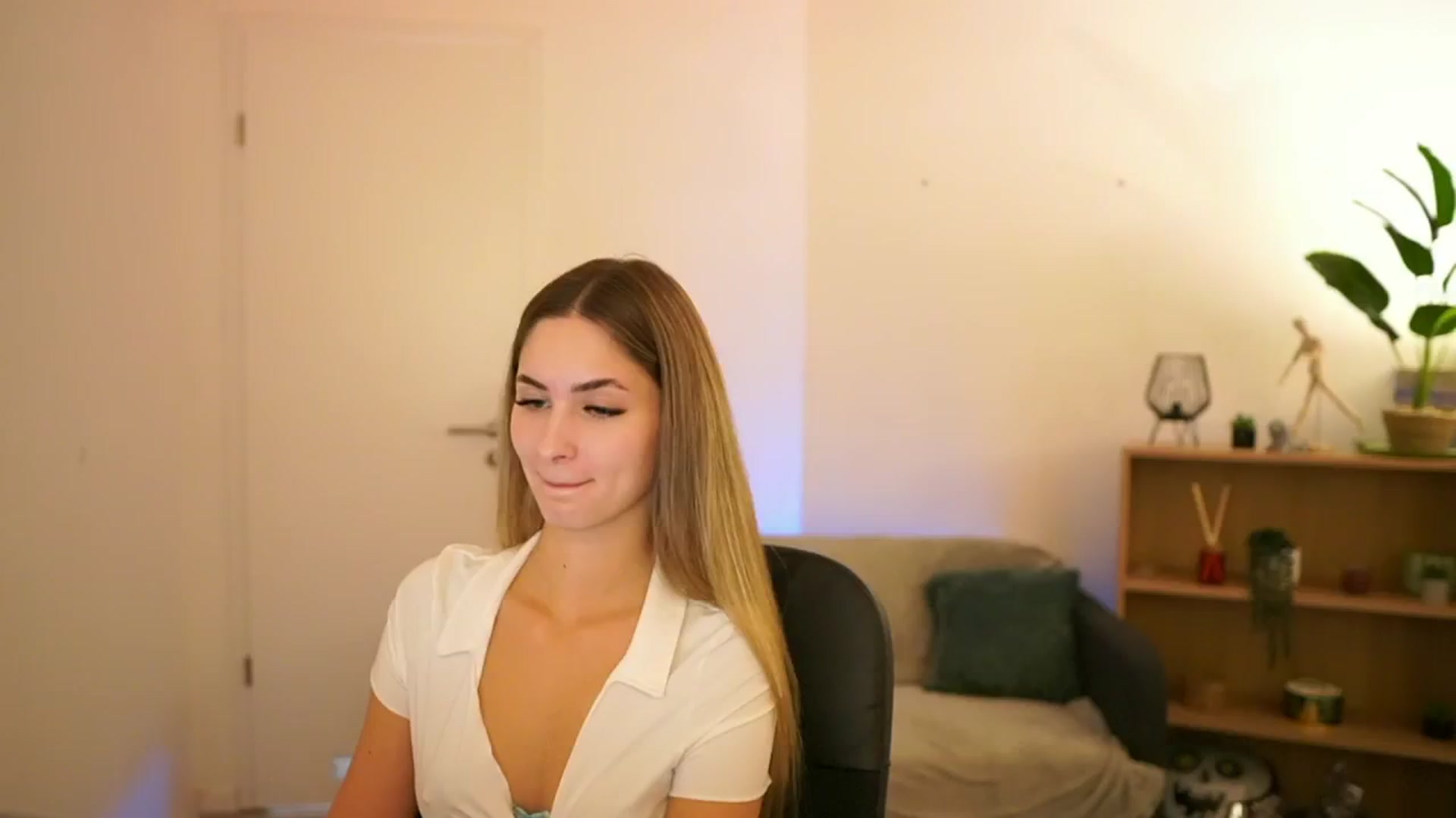 Gallery image thumbnail from CuteGirl_18's myfreecams stream on, 01/17/2025, 18:21 image 3 of 20