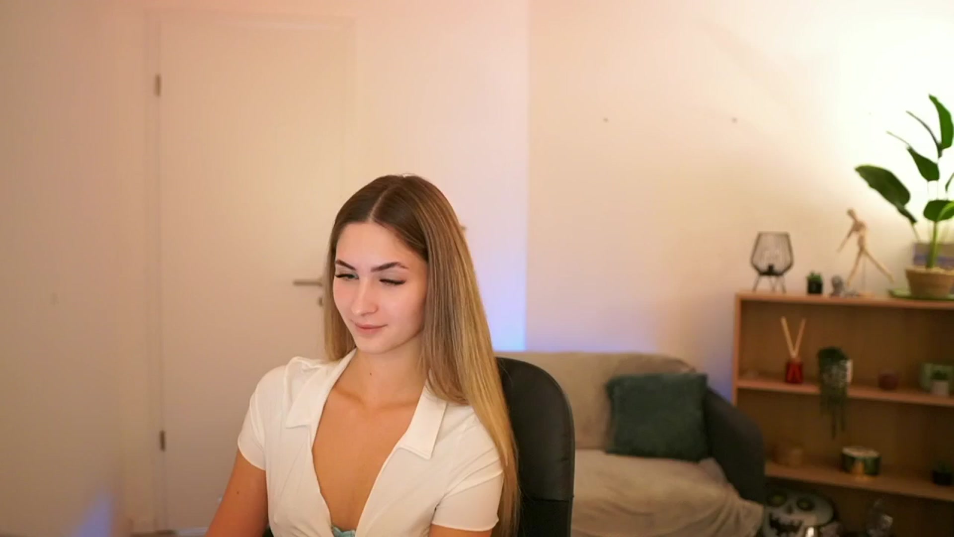 Gallery image thumbnail from CuteGirl_18's myfreecams stream on, 01/17/2025, 18:21 image 7 of 20