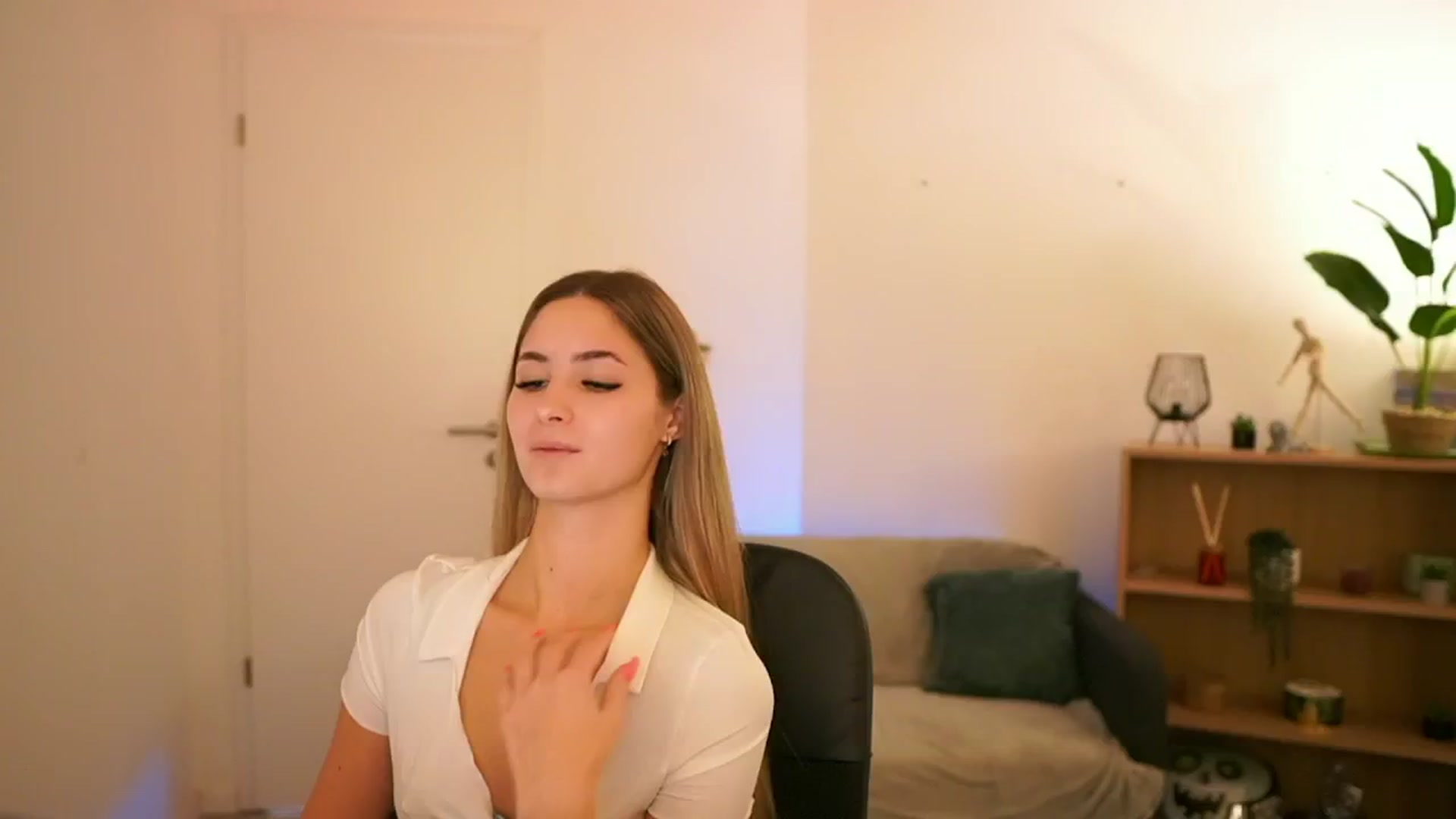 Gallery image thumbnail from CuteGirl_18's myfreecams stream on, 01/17/2025, 18:21 image 14 of 20