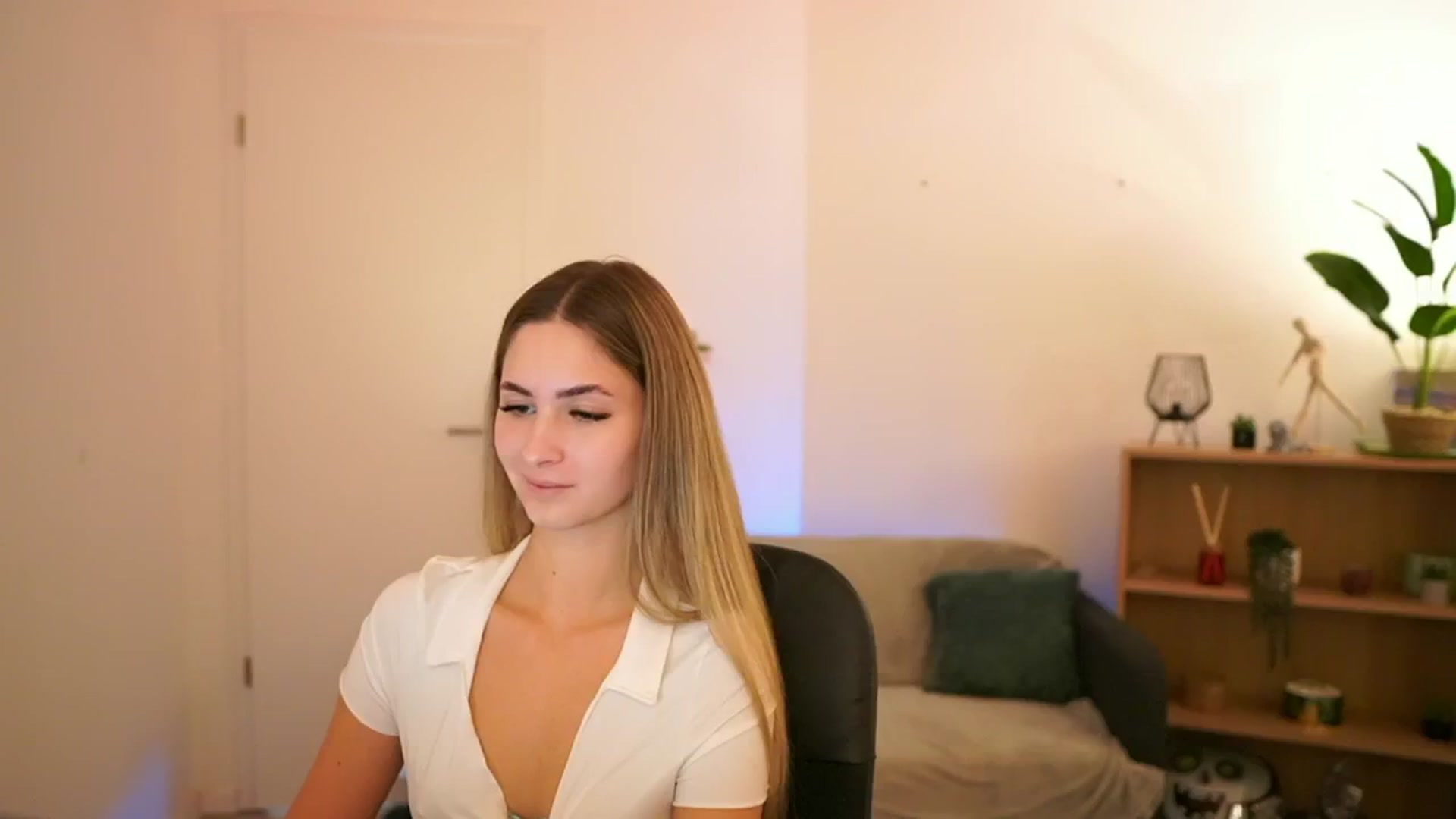 Gallery image thumbnail from CuteGirl_18's myfreecams stream on, 01/17/2025, 18:21 image 9 of 20