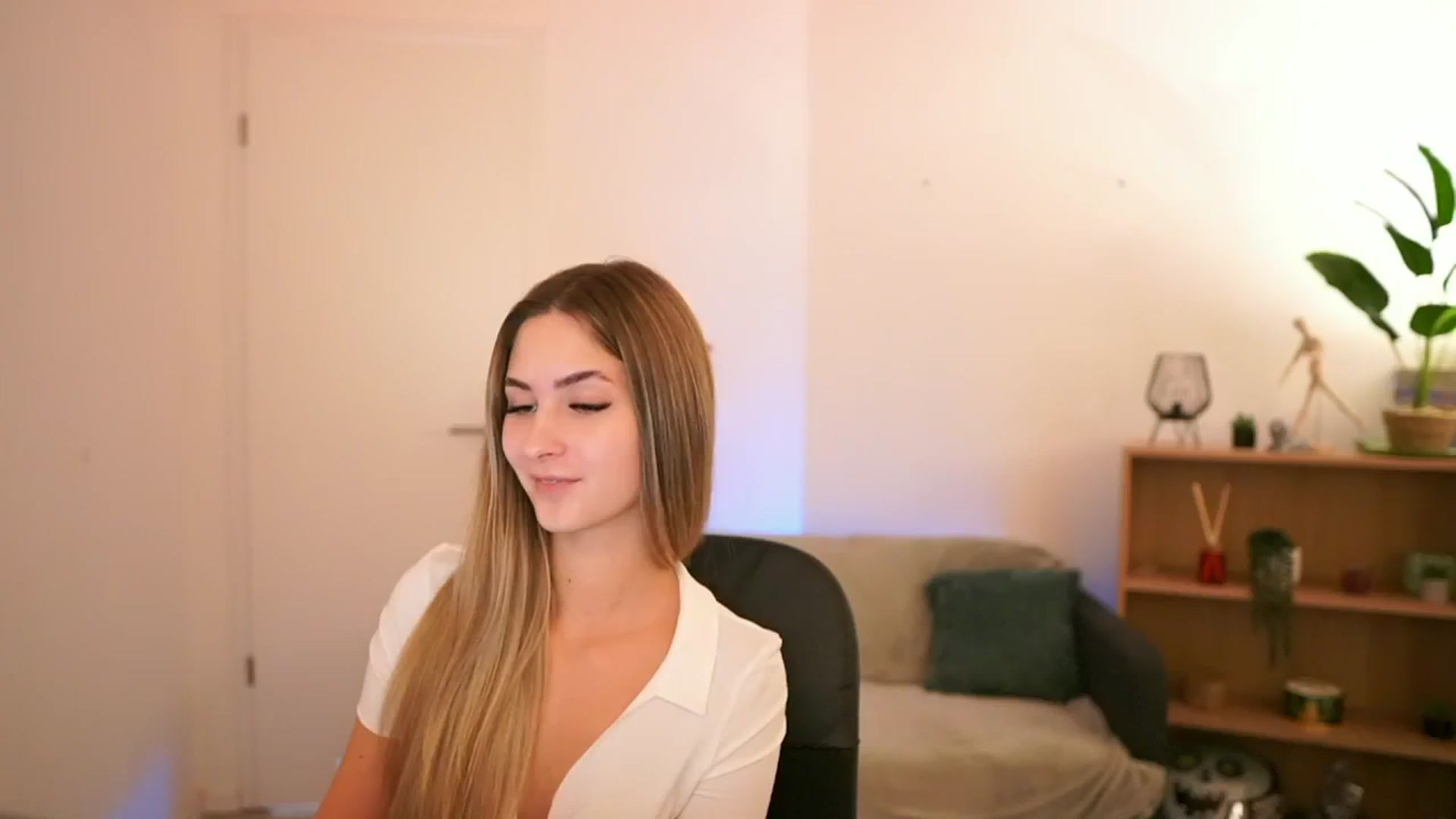 Gallery image thumbnail from CuteGirl_18's myfreecams stream on, 01/17/2025, 18:53 image 14 of 20
