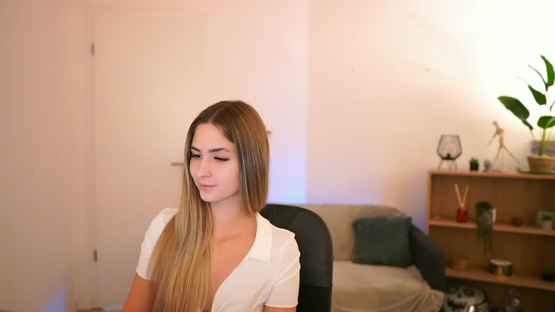 Gallery image thumbnail from CuteGirl_18's myfreecams stream on, 01/17/2025, 18:53 image 16 of 20