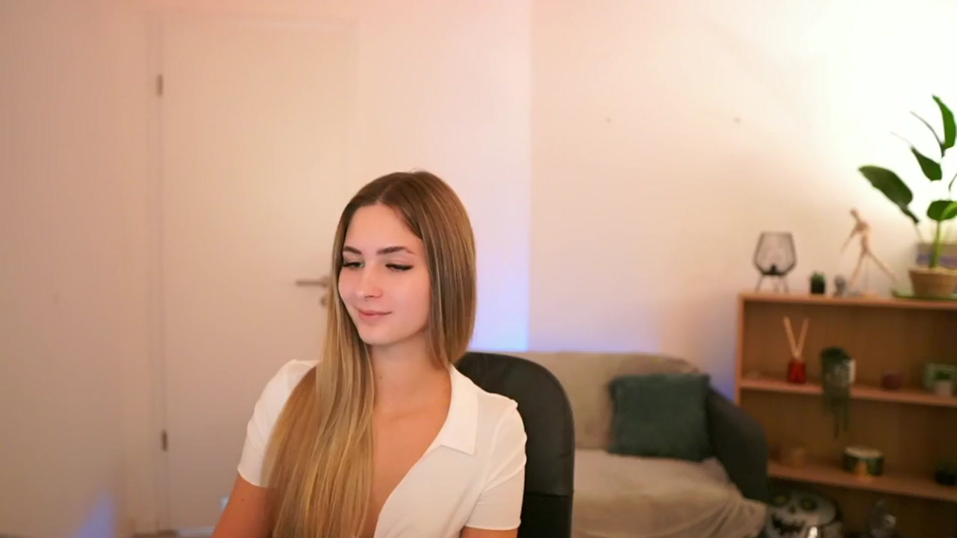 Gallery image thumbnail from CuteGirl_18's myfreecams stream on, 01/17/2025, 18:53 image 15 of 20