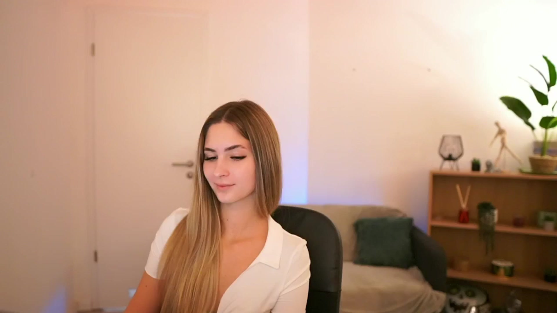 Gallery image thumbnail from CuteGirl_18's myfreecams stream on, 01/17/2025, 18:53 image 17 of 20