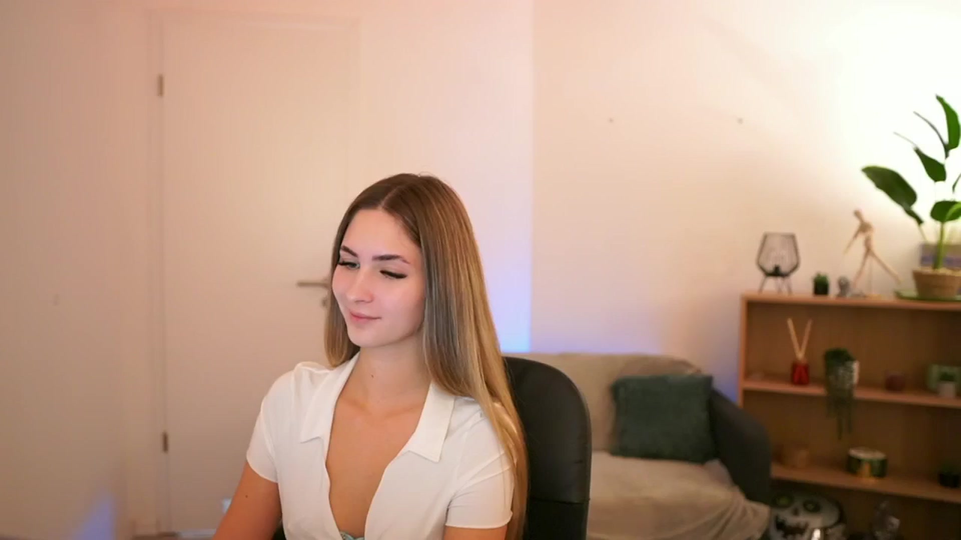 Gallery image thumbnail from CuteGirl_18's myfreecams stream on, 01/17/2025, 18:53 image 3 of 20