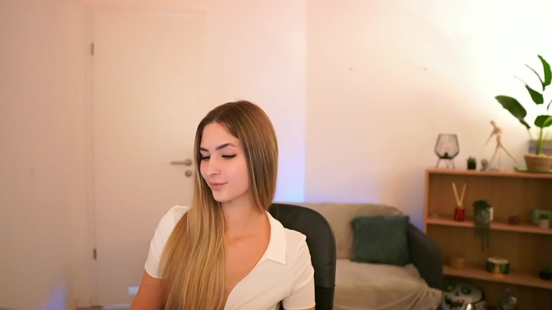 Gallery image thumbnail from CuteGirl_18's myfreecams stream on, 01/17/2025, 18:53 image 18 of 20