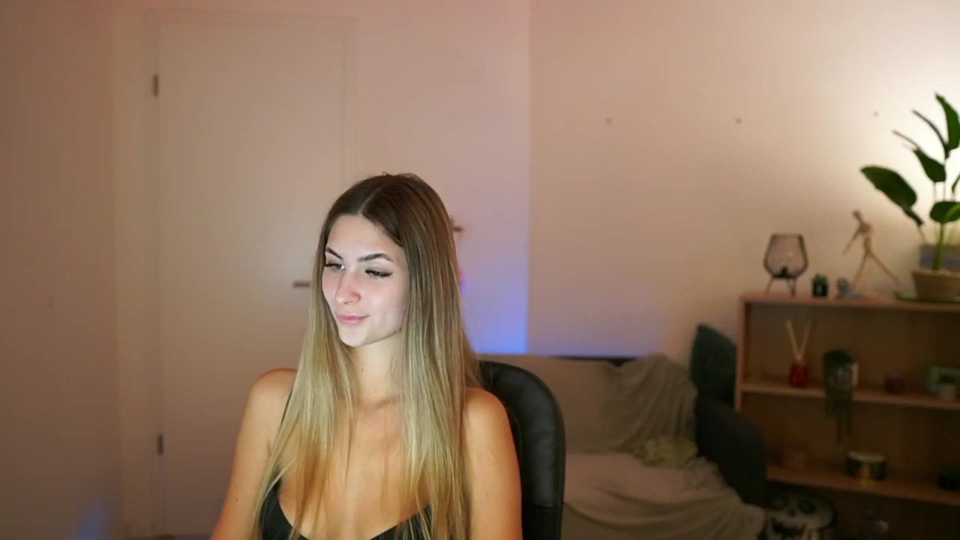 Gallery image thumbnail from CuteGirl_18's myfreecams stream on, 01/19/2025, 15:13 image 18 of 20