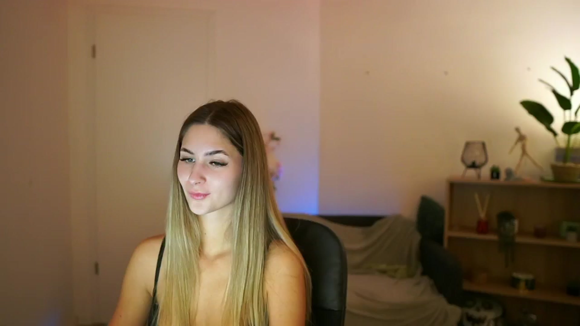 Gallery image thumbnail from CuteGirl_18's myfreecams stream on, 01/19/2025, 17:47 image 15 of 20
