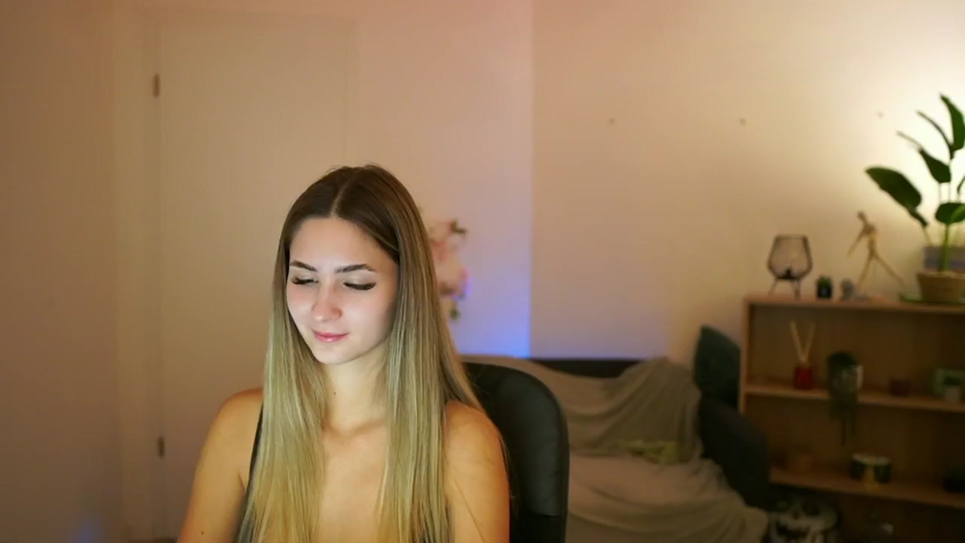 Gallery image thumbnail from CuteGirl_18's myfreecams stream on, 01/19/2025, 17:47 image 14 of 20