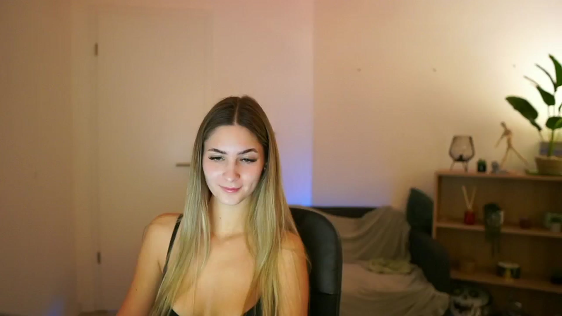 Gallery image thumbnail from CuteGirl_18's myfreecams stream on, 01/19/2025, 18:09 image 9 of 20